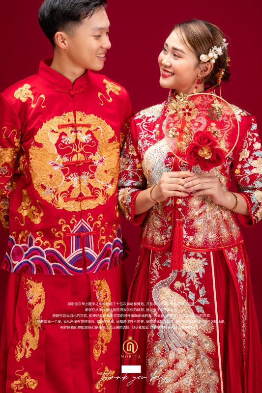 Ảnh cưới Hỷ Phục Trung Quốc là điểm nhấn hoàn hảo cho ngày cưới của bạn. Bạn sẽ được trang phục truyền thống tinh tế, khẩu trang đẹp mắt và một không gian được trang trí tinh tế. Bức ảnh cưới sẽ là kỷ niệm đẹp nhất trọn đời.