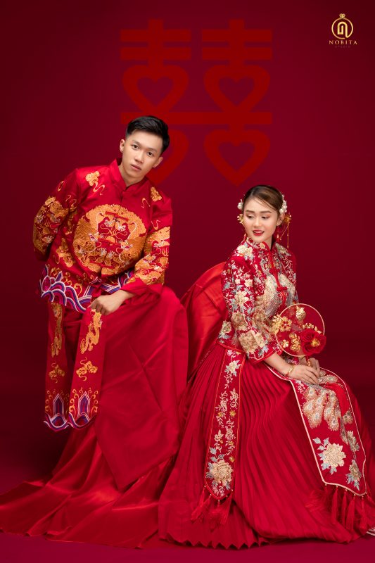 Hỷ phục Trung Quốc: Hãy cho chúng tôi giúp bạn tôn vinh sự quyền uy và sự đa dạng văn hóa của Trung Quốc. Với các trang phục tông màu sắc theo phong cách Trung Hoa cổ truyền, bạn sẽ trông trang trọng và kiêu hãnh trong ngày trọng đại.