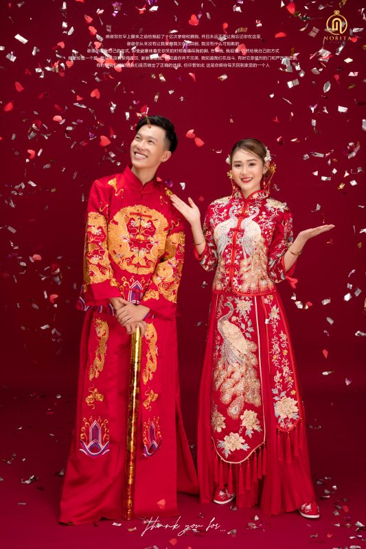 Với hỷ phục truyền thống Trung Quốc, bạn sẽ trông rất lịch thiệp và thanh lịch vào dịp trọng đại của đời mình. Hãy xem ảnh để thấy được sự tinh tế và đẳng cấp của trang phục này.